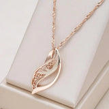 Elegantný a harmonický náhrdelník v zlatej farbe