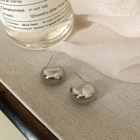 Nepravidelné kovové náušnice