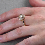 Prsteň so zlatými mikrovsadenými detailmi