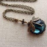 Retro náhrdelník s zelenou kryštálovou vážkou