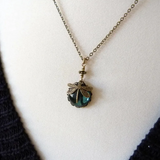 Retro náhrdelník s zelenou kryštálovou vážkou