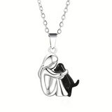 Náhrdelník s dievčaťom a psom v objatí