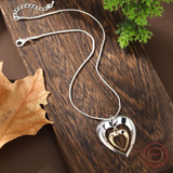 Náhrdelník s dvojfarebným príveskom v tvare dutého srdca