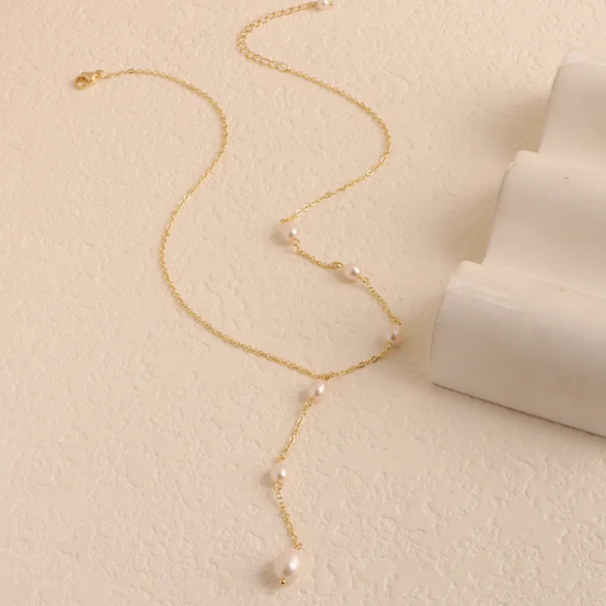 Strieborný náhrdelník so sladkovodnými perlami