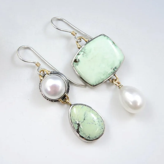 Asymetrické náušnice s perlami a zeleným smaltom
