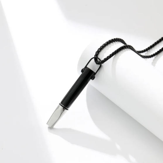 Náhrdelník s píšťalkou na kontrolu dýchacej odolnosti