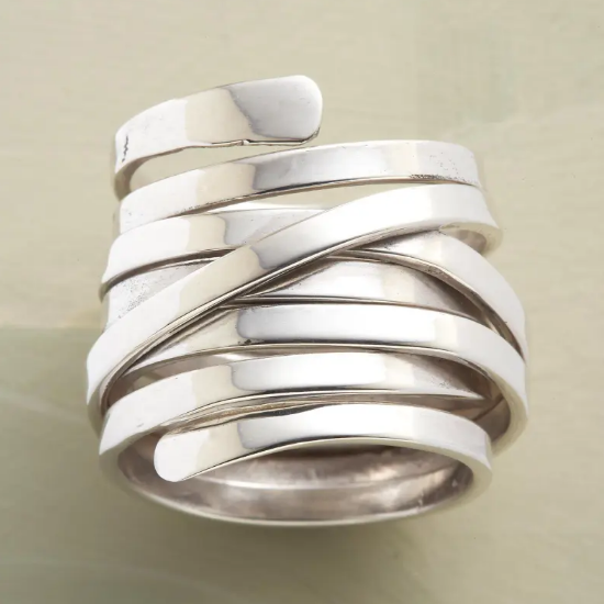 Geometrický kovový prsteň