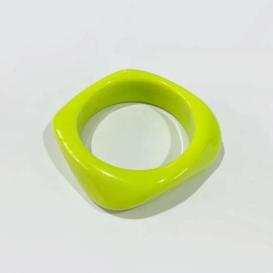 Farebný akrylový štvorcový náramok