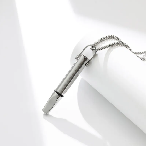 Náhrdelník s píšťalkou na kontrolu dýchacej odolnosti