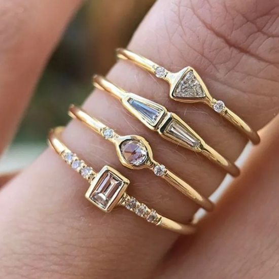 Štvorcový prsteň so zirkónom a štyrmi diamantmi