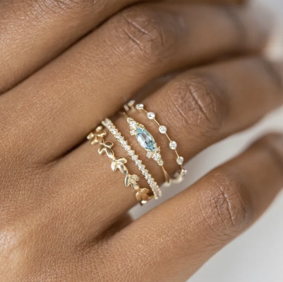 Štvorcový prsteň so zirkónom a štyrmi diamantmi