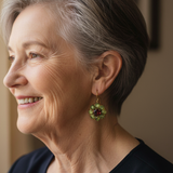 Vintage okrúhle náušnice so zelenými a červenými kryštálmi