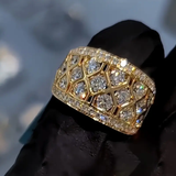 Lesklý zlatý prsteň