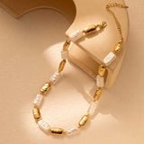 Vintage náhrdelník so zlatými a bielymi hranatými perlami